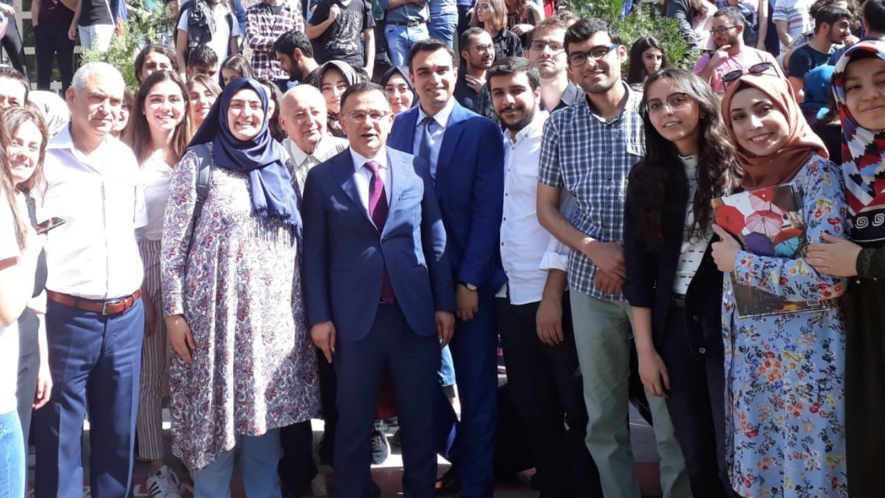 Türkiye'nin en yaşlı üniversite öğrencisi Hukuk Fakültesini bitirdi